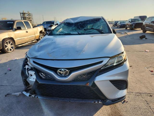 4T1B11HK1JU078892 - 2018 TOYOTA CAMRY L SILVER photo 5