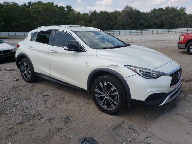 SJKCH5CR3HA034305 - 2017 INFINITI QX30 BASE WHITE photo 4