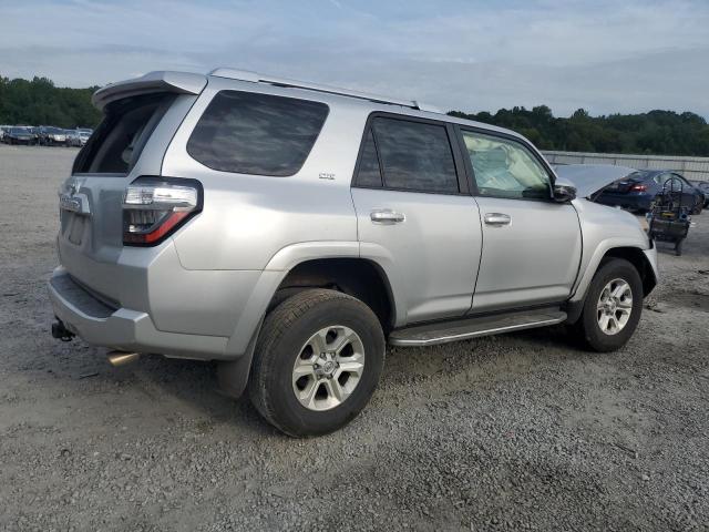 JTEZU5JR2H5148490 - 2017 TOYOTA 4RUNNER SR5 SILVER photo 3