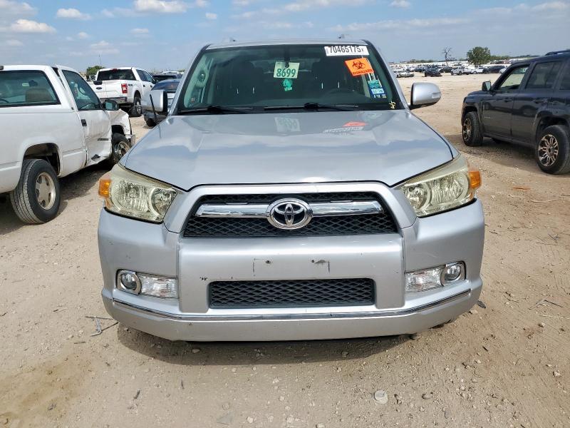 JTEZU5JR3C5035852 - 2012 TOYOTA 4RUNNER SR5 Gümüş fotoğraf 5