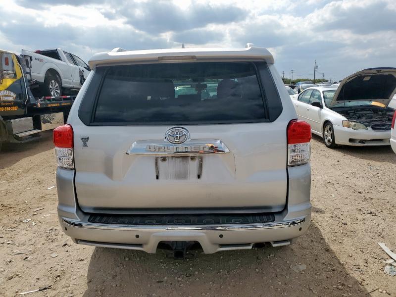 JTEZU5JR3C5035852 - 2012 TOYOTA 4RUNNER SR5 Gümüş fotoğraf 6