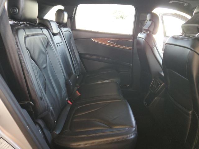 2LMTJ6LR0GBL24680 - 2016 LINCOLN MKX RESERVE SILVER photo 11