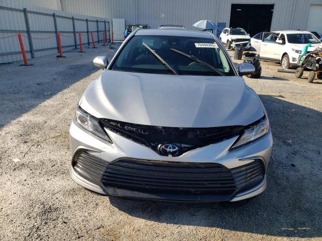 4T1C11AK8MU537936 - 2021 TOYOTA CAMRY LE SILVER photo 5