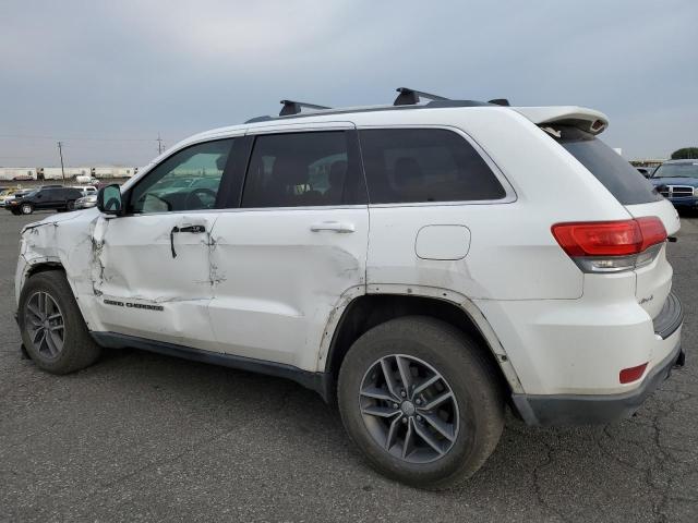 1C4RJFAG6JC422275 - 2018 JEEP GRAND CHEROKEE LAREDO Beyaz fotoğraf 2