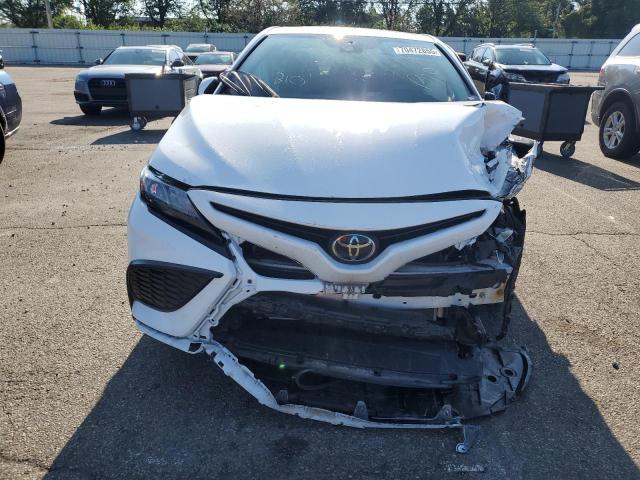 4T1T11AK0PU808010 - 2023 TOYOTA CAMRY SE NIGHT SHADE WHITE photo 5