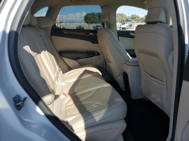 5LMCJ2C99HUL46125 - 2017 LINCOLN MKC SELECT أبيض صورة 11