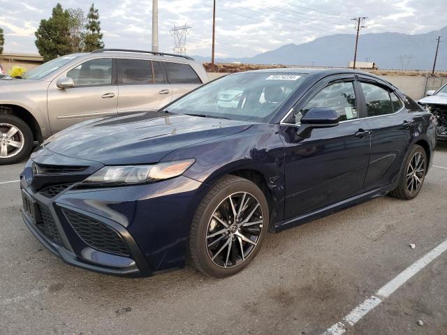 4T1G11AKXMU453229 - 2021 TOYOTA CAMRY SE BLUE photo 1