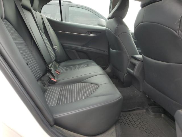 4T1B11HK8JU611885 - 2018 TOYOTA CAMRY L WHITE photo 10