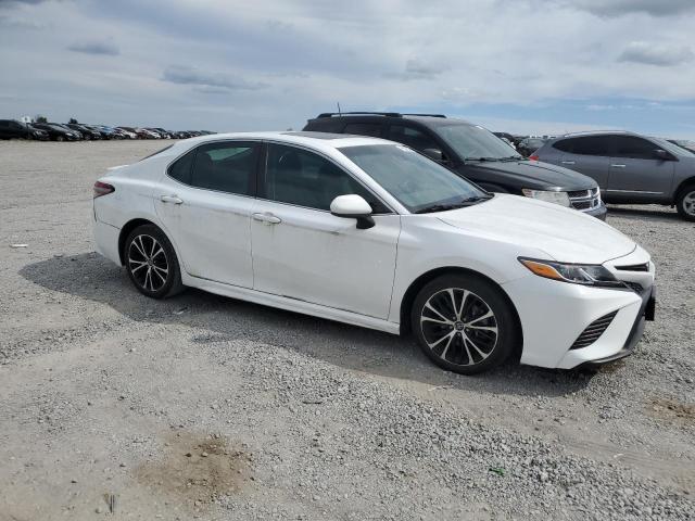 4T1B11HK8JU611885 - 2018 TOYOTA CAMRY L WHITE photo 4