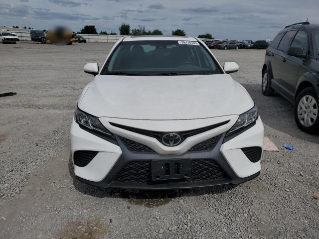 4T1B11HK8JU611885 - 2018 TOYOTA CAMRY L WHITE photo 5