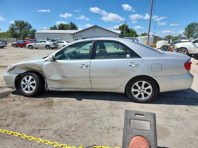 4T1BE30K15U603838 - 2005 TOYOTA CAMRY LE SILVER photo 2