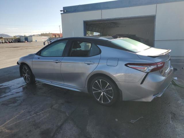 4T1BZ1HKXJU021406 - 2018 TOYOTA CAMRY XSE SILVER photo 2