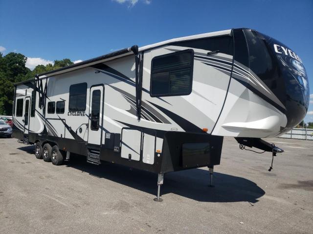 5SFCG443XJE368384 - 2018 HEARTLAND CYCLONE 白色 照片 1