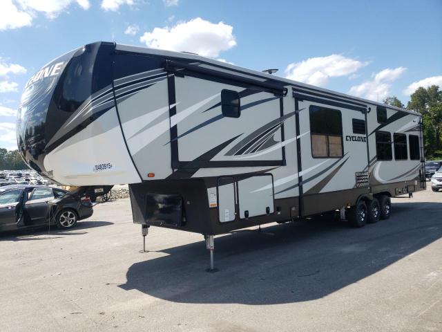 5SFCG443XJE368384 - 2018 HEARTLAND CYCLONE 白色 照片 2