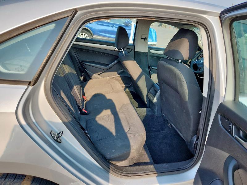 1VWAS7A35EC070080 - 2014 VOLKSWAGEN PASSAT S SILVER photo 10