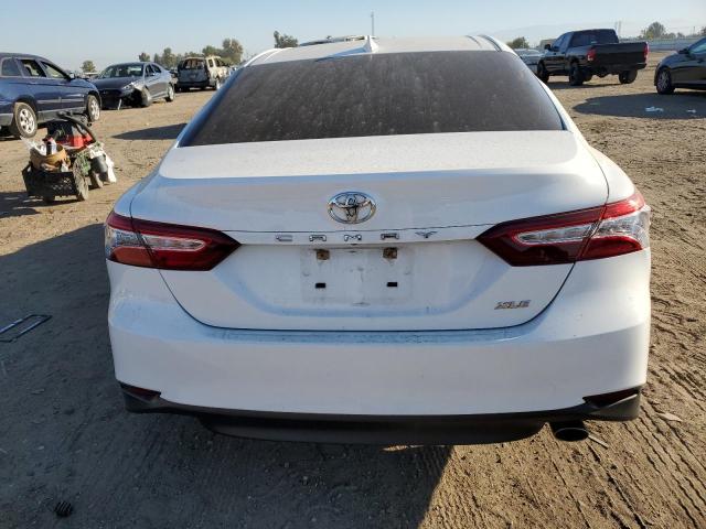 4T1F11AK1LU368743 - 2020 TOYOTA CAMRY XLE WHITE photo 6