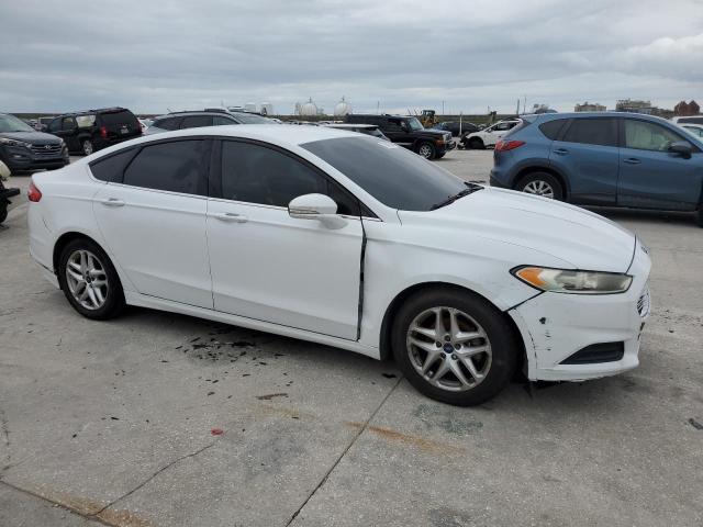 3FA6P0H70GR250376 - 2016 FORD FUSION SE WHITE photo 4