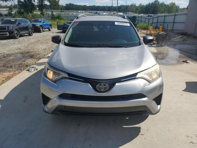 JTMZFREV6JJ212234 - 2018 TOYOTA RAV4 LE 银色 照片 5