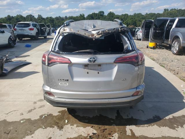 JTMZFREV6JJ212234 - 2018 TOYOTA RAV4 LE 银色 照片 6