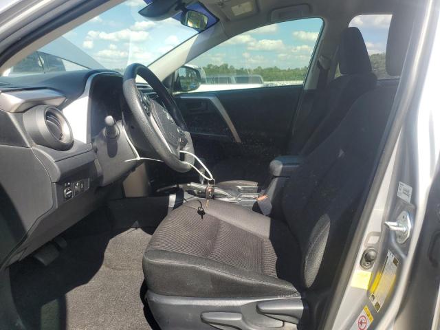 JTMZFREV6JJ212234 - 2018 TOYOTA RAV4 LE 银色 照片 7