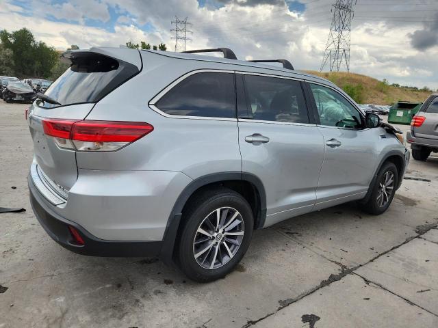 5TDJZRFH6JS832839 - 2018 TOYOTA HIGHLANDER SE Srebrny zdjęcie 3