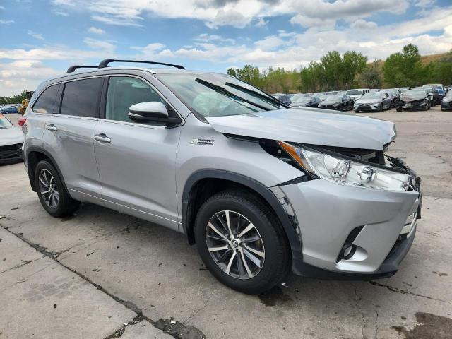 5TDJZRFH6JS832839 - 2018 TOYOTA HIGHLANDER SE Srebrny zdjęcie 4