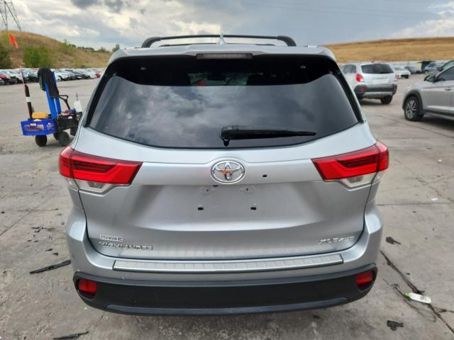 5TDJZRFH6JS832839 - 2018 TOYOTA HIGHLANDER SE Srebrny zdjęcie 6