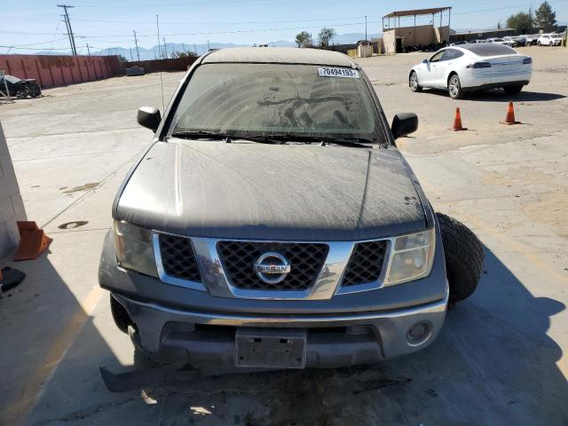 1N6AD07U18C429897 - 2008 NISSAN FRONTIER CREW CAB LE GRAY photo 5