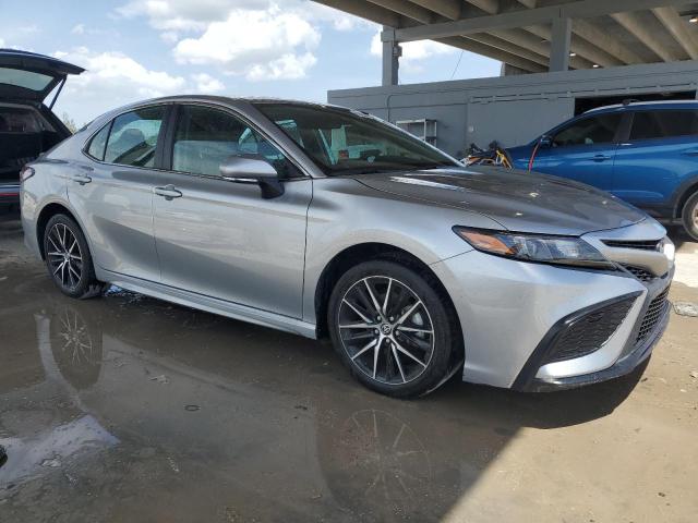 4T1G11AKXRU862497 - 2024 TOYOTA CAMRY SE NIGHT SHADE SILVER photo 4