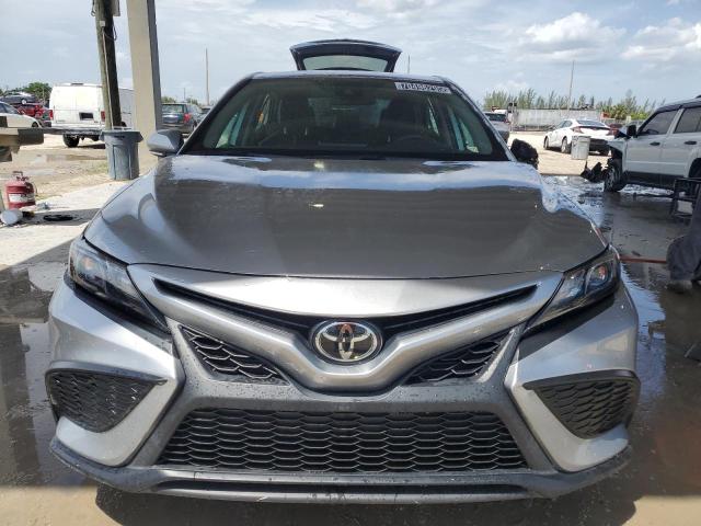 4T1G11AKXRU862497 - 2024 TOYOTA CAMRY SE NIGHT SHADE SILVER photo 5