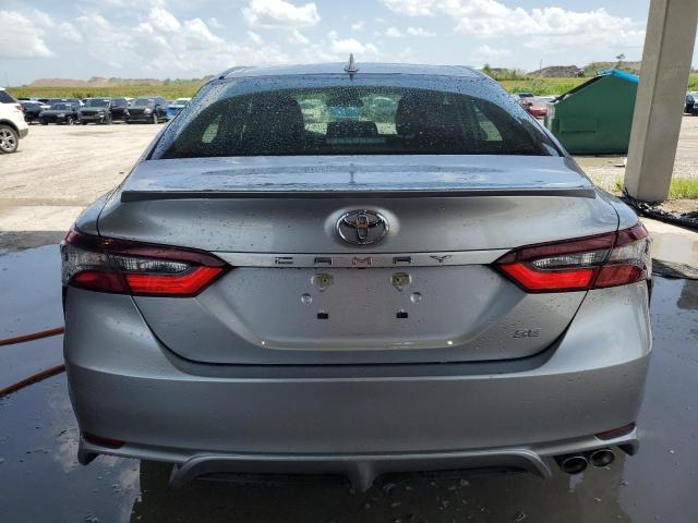 4T1G11AKXRU862497 - 2024 TOYOTA CAMRY SE NIGHT SHADE SILVER photo 6