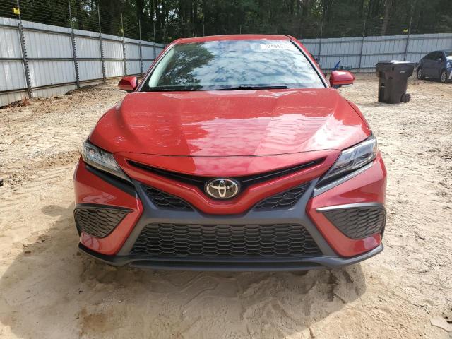 4T1G11AK9NU054555 - 2022 TOYOTA CAMRY SE Qırmızı foto 5