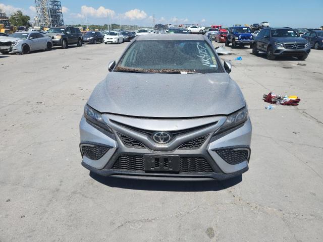 4T1G11AKXRU884757 - 2024 TOYOTA CAMRY SE NIGHT SHADE GRAY photo 5
