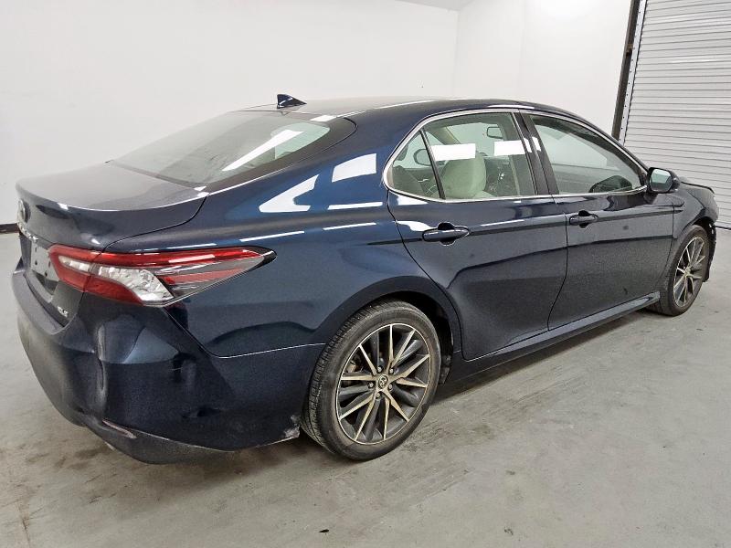 4T1F11AK3MU597023 - 2021 TOYOTA CAMRY XLE BLUE photo 3