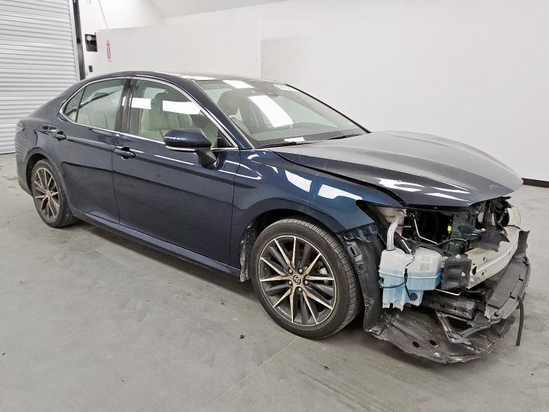 4T1F11AK3MU597023 - 2021 TOYOTA CAMRY XLE BLUE photo 4