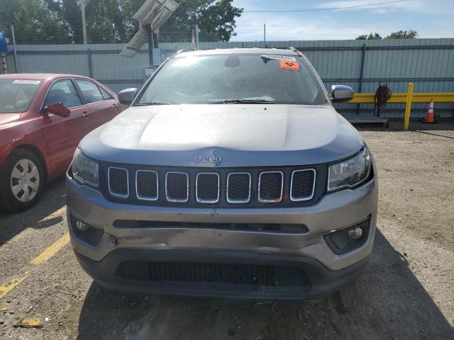 3C4NJCBB9JT137493 - 2018 JEEP COMPASS LATITUDE Grau Foto 5