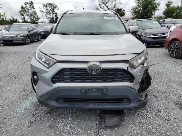 2T3P1RFV7KW035667 - 2019 TOYOTA RAV4 XLE Gümüş foto 5