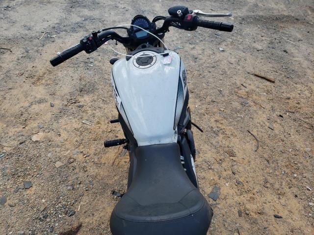 JKAENEC18NDA05145 - 2022 KAWASAKI EN650 C Weiß Foto 6