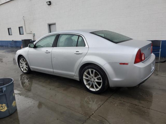 1G1ZC5E08AF185300 - 2010 CHEVROLET MALIBU 1LT Srebrny zdjęcie 2