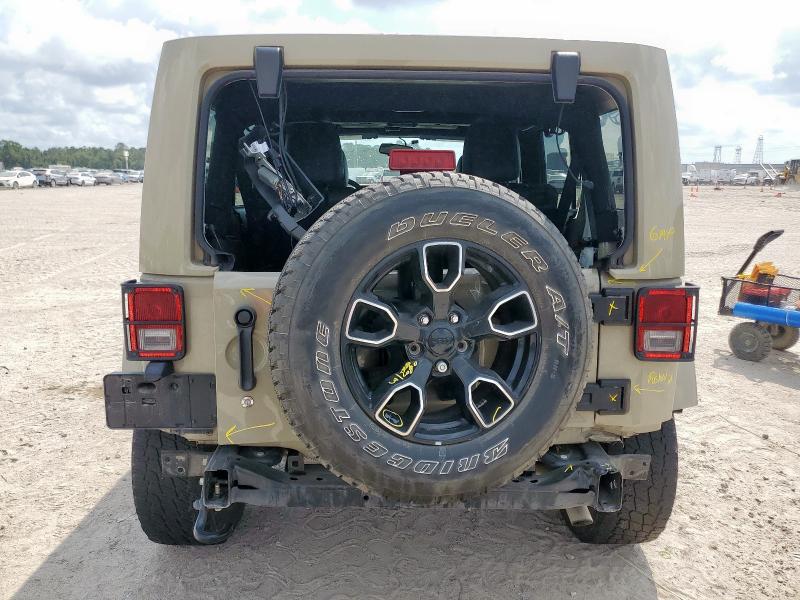1C4BJWEG6JL867188 - 2018 JEEP WRANGLER U SAHARA Бежевий фото 6