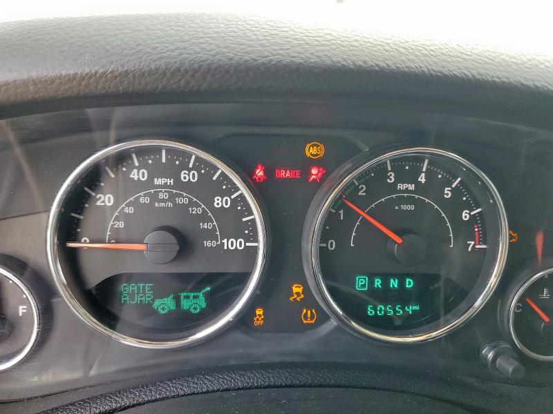 1C4BJWEG6JL867188 - 2018 JEEP WRANGLER U SAHARA Бежевий фото 9