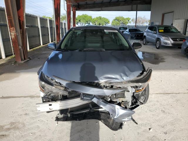 5YFEPMAE7MP168958 - 2021 TOYOTA COROLLA LE ნაცრისფერი ფოტო 5