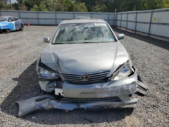 JTDBF30K050166021 - 2005 TOYOTA CAMRY LE GRAY photo 5
