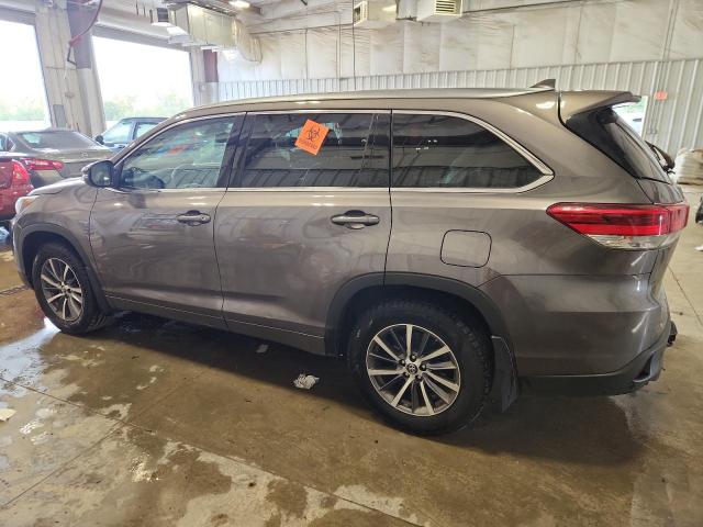 5TDJZRFH4HS431087 - 2017 TOYOTA HIGHLANDER SE GRAY photo 2