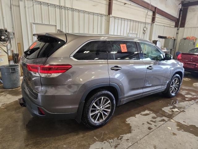 5TDJZRFH4HS431087 - 2017 TOYOTA HIGHLANDER SE GRAY photo 3