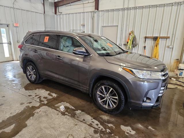 5TDJZRFH4HS431087 - 2017 TOYOTA HIGHLANDER SE GRAY photo 4