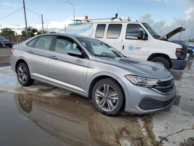 3VWEM7BU7RM040117 - 2024 VOLKSWAGEN JETTA SE SILVER photo 4