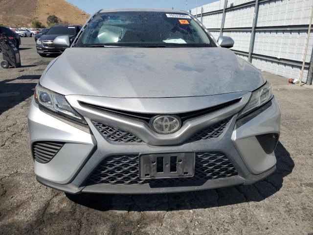 4T1B11HK9JU529745 - 2018 TOYOTA CAMRY L 银色 照片 5