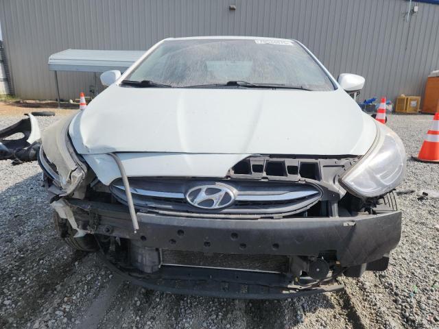 KMHCT4AE3GU124932 - 2016 HYUNDAI ACCENT SE WHITE photo 5