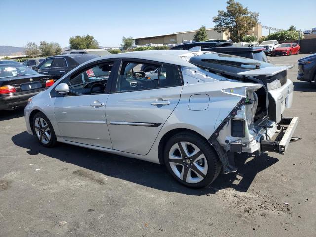 JTDKARFU6J3061499 - 2018 TOYOTA PRIUS ვერცხლისფერი ფოტო 2